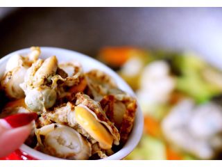 12、扇贝海鲜杂蔬羹,加上所有的海鲜；扇贝、虾仁、蛏子和牡蛎肉