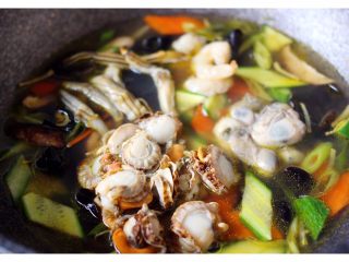 13、扇贝海鲜杂蔬羹,继续用小火慢慢煮2分钟