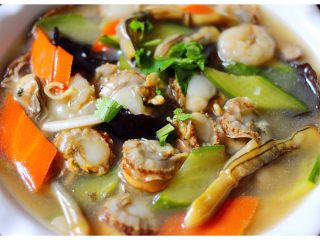 16、扇贝海鲜杂蔬羹,一锅鲜美无比的又营养丰富的扇贝海鲜杂蔬羹就做好了……