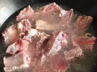 1、花雕酒香排骨:有颜值又美味的宴客菜,将排骨洗净焯水
