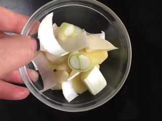 2、花雕酒香排骨:有颜值又美味的宴客菜,锅里加少许底油,放入葱姜蒜片爆锅