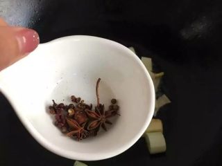 3、花雕酒香排骨:有颜值又美味的宴客菜,放入大料、花椒