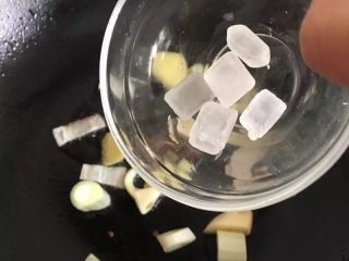 4、花雕酒香排骨:有颜值又美味的宴客菜,放冰糖小火煸炒