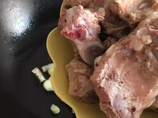 5、花雕酒香排骨:有颜值又美味的宴客菜,倒入焯水后的排骨