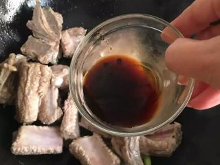6、花雕酒香排骨:有颜值又美味的宴客菜,倒适量的生抽