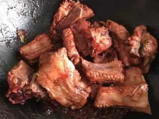 8、花雕酒香排骨:有颜值又美味的宴客菜,继续炒制