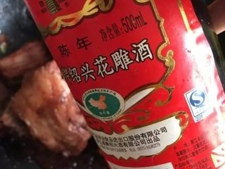 9、花雕酒香排骨:有颜值又美味的宴客菜,锅里倒适量的花雕酒