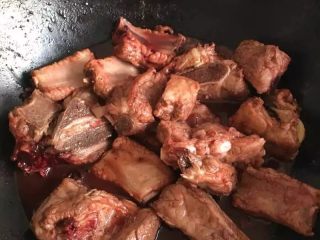 10、花雕酒香排骨:有颜值又美味的宴客菜,翻炒片刻