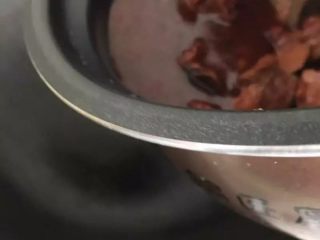 15、花雕酒香排骨:有颜值又美味的宴客菜,最后一步,将排骨倒入炒锅里