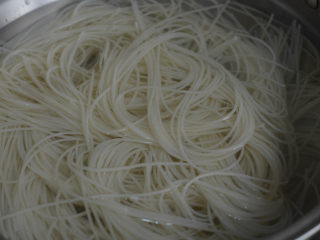 1、沙茶酱炖牛肉,牛肉米粉,两吃才更美,米粉用冷水提前8小时泡发,或者用温水20分钟泡发都可以。