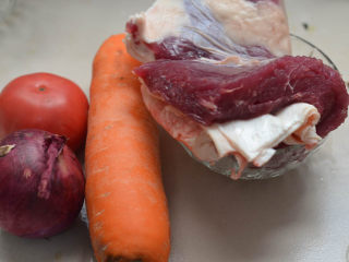 3、沙茶酱炖牛肉,牛肉米粉,两吃才更美,准备炖牛肉的材料。