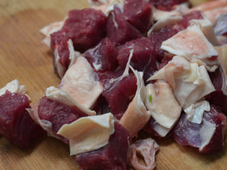 5、沙茶酱炖牛肉,牛肉米粉,两吃才更美,牛肉切大块。