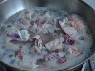 6、沙茶酱炖牛肉,牛肉米粉,两吃才更美,牛肉冷水下锅焯水。