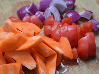 8、沙茶酱炖牛肉,牛肉米粉,两吃才更美,西红柿,胡萝卜,洋葱切块备用。