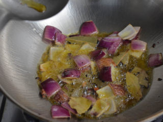 9、沙茶酱炖牛肉,牛肉米粉,两吃才更美,炒锅倒油,炒香洋葱块和香料。