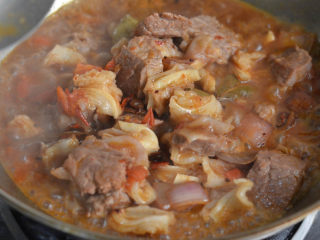 12、沙茶酱炖牛肉,牛肉米粉,两吃才更美,加水或者高汤煮沸。