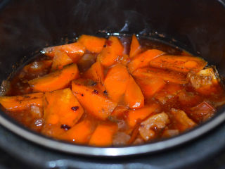 14、沙茶酱炖牛肉,牛肉米粉,两吃才更美,启动一个牛肉程序,结束后开锅,炖牛肉就做好了。压力锅很方便,尤其是电压力锅更方便,备好料启动就可以不管它了。