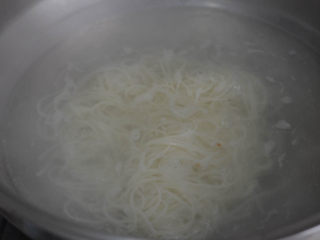 16、沙茶酱炖牛肉,牛肉米粉,两吃才更美,泡好的粉下锅汤煮。