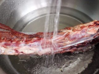 1、豆瓣酱羊蝎子,羊蝎子放在自来水下搓洗干净后