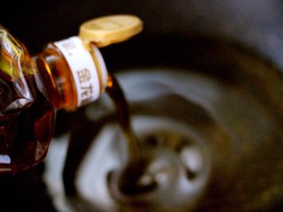 4、豆瓣酱羊蝎子,锅中倒入金龙鱼外婆乡小榨菜籽油烧至八成热