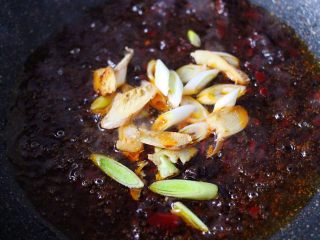 7、豆瓣酱羊蝎子,加入葱姜片、料酒和白糖