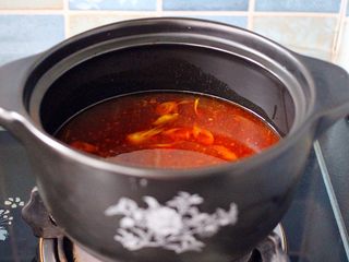 9、豆瓣酱羊蝎子,另取一砂锅、把煸炒好的酱料倒入、加入适量清水