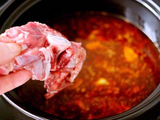 10、豆瓣酱羊蝎子,放入剁好的羊蝎子