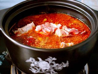 11、豆瓣酱羊蝎子,把羊蝎子全部放入后