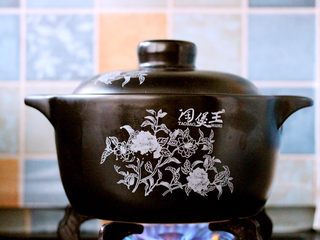 14、豆瓣酱羊蝎子,盖上锅盖小火继续慢慢炖煮1个半小时后关火