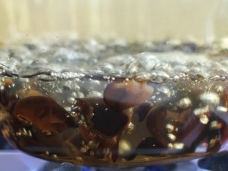 5、黄瓜腐竹拌木耳,锅中烧开水，放入木耳焯约两分钟