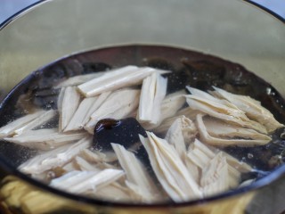 6、黄瓜腐竹拌木耳,再放入腐竹焯约一分钟
