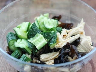 8、黄瓜腐竹拌木耳,把木耳、腐竹和黄瓜放入大碗中