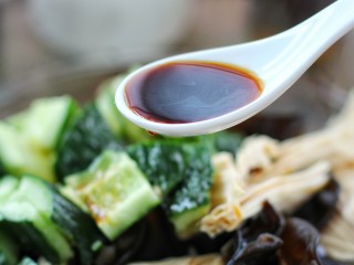9、黄瓜腐竹拌木耳,调入味极鲜酱油