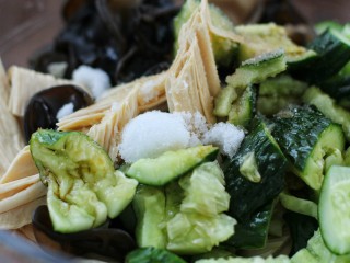 11、黄瓜腐竹拌木耳,盐和糖