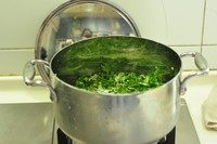 2、艾草青团,锅里烧水，加一点点小苏打，煮一下艾草，只是看到一个方子说加小苏打可以保留多点叶绿素。