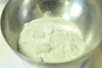 5、艾草青团,称取糯米粉和大米粉（粘米粉），糖，逐次加入艾叶草泥和面。