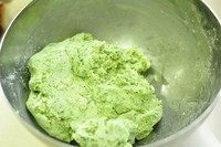 6、艾草青团,直至面团柔软不黏手，草泥的量根据面团状态决定，湿了就别再加，干了就加点水。