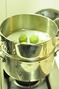 9、艾草青团,蒸锅开大火，铺蒸笼硅胶垫，放入大火15分钟。