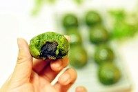 10、艾草青团,出锅后刷一层猪油，保湿防粘。剩下的蒸完。