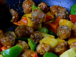 12、菠萝咕噜肉——水果入菜，一不小心却成了名菜,再倒入青红椒、菠萝，炒匀。