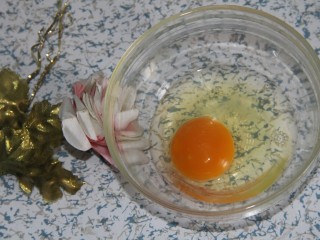 2、酱油炒饭,打入碗中