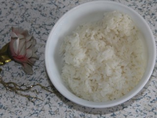 10、酱油炒饭,准备一碗剩米饭