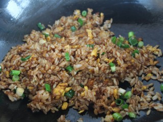 16、酱油炒饭,放入葱花炒