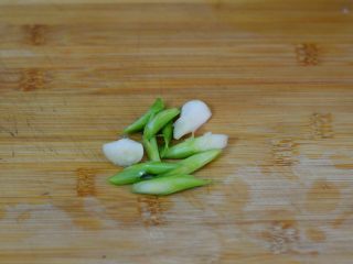 5、腐竹烧香菇,葱切葱花