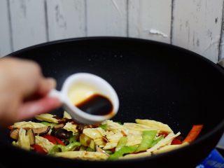 12、腐竹烧香菇,加入生抽，翻炒均匀