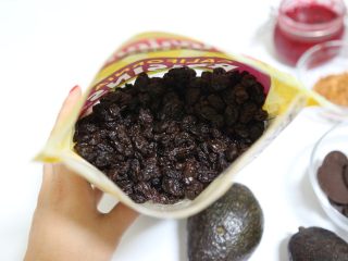 2、牛油果脆皮雪糕,我用的是加州玛丽安妮这款的葡萄干，入口软糯，和雪糕挺配