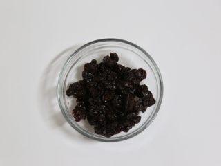 3、牛油果脆皮雪糕,称出适量的葡萄干