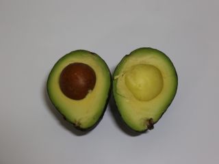 5、牛油果脆皮雪糕,牛油果从中间切开