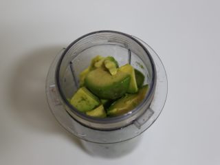 6、牛油果脆皮雪糕,取出果肉放进料理机