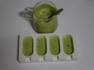 11、牛油果脆皮雪糕,准备好模具，先倒一半